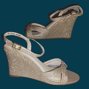 NIB Benjamin Walk Touch Ups Sparkle Wedges Size 5 Champane